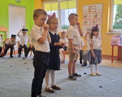 dzieci i nauczyciele podczas uroczystości zakończenia roku szkolnego