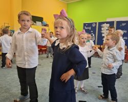 dzieci i nauczyciele podczas uroczystości zakończenia roku szkolnego