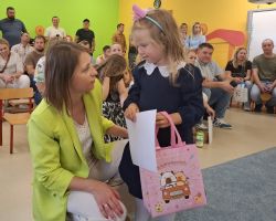 dzieci i nauczyciele podczas uroczystości zakończenia roku szkolnego