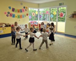 dzieci i nauczyciele podczas uroczystości zakończenia roku szkolnego