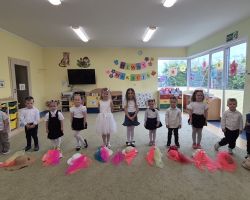 dzieci i nauczyciele podczas uroczystości zakończenia roku szkolnego