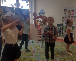 dzieci i nauczyciele podczas uroczystości zakończenia roku szkolnego