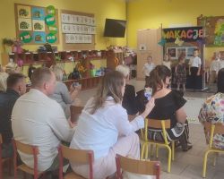 dzieci i nauczyciele podczas uroczystości zakończenia roku szkolnego