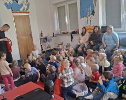 dzieci i dorośli podczas wycieczki do straży pożarnej