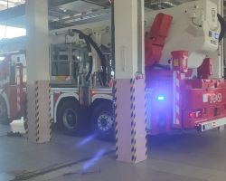 dzieci i dorośli podczas wycieczki do straży pożarnej