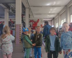 dzieci i dorośli podczas wycieczki do straży pożarnej