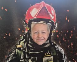 dzieci i dorośli podczas wycieczki do straży pożarnej