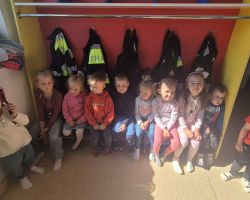 dzieci i dorośli podczas wycieczki do straży pożarnej