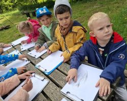 zdjęcia dzieci i dorosłych podczas wycieczki do skłudzewa