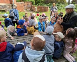 zdjęcia dzieci i dorosłych podczas wycieczki do skłudzewa