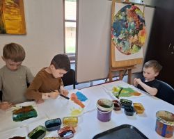 zdjęcia dzieci i dorosłych podczas wycieczki do skłudzewa