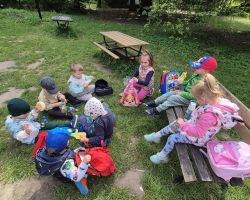 zdjęcia dzieci i dorosłych podczas wycieczki do skłudzewa