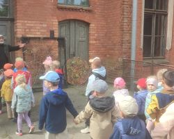 zdjęcia dzieci i dorosłych podczas wycieczki do skłudzewa