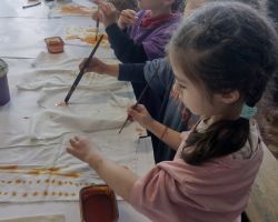 zdjęcia dzieci i dorosłych podczas wycieczki do skłudzewa