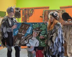 dzieci i aktorzy teatralni podczas przedstawienia w przedszkolu