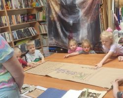 dzieci podczas zajęć bibliotecznych