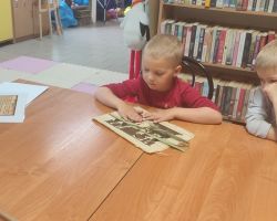 dzieci podczas zajęć bibliotecznych