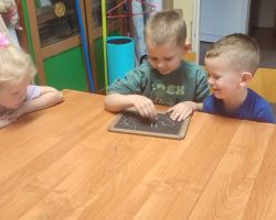 dzieci podczas zajęć bibliotecznych