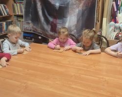 dzieci podczas zajęć bibliotecznych