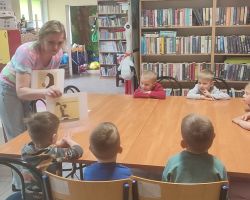 dzieci podczas zajęć bibliotecznych