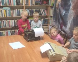 dzieci podczas zajęć bibliotecznych