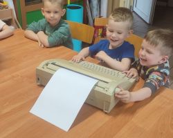 dzieci podczas zajęć bibliotecznych