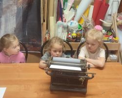 dzieci podczas zajęć bibliotecznych