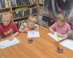 dzieci podczas zajęć bibliotecznych