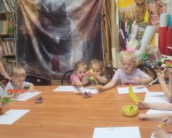 dzieci podczas zajęć bibliotecznych