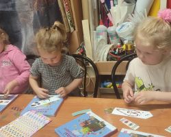 dzieci podczas zajęć bibliotecznych
