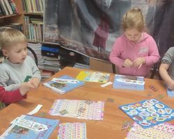 dzieci podczas zajęć bibliotecznych