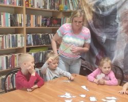 dzieci podczas zajęć bibliotecznych