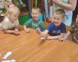 dzieci podczas zajęć bibliotecznych