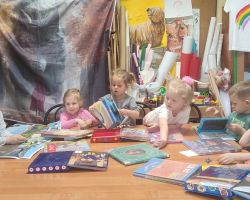 dzieci podczas zajęć bibliotecznych