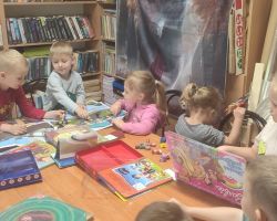 dzieci podczas zajęć bibliotecznych