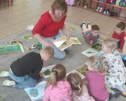 dzieci podczas zajęć o żabach