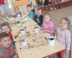 dzieci podczas zajęć o żabach