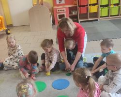 dzieci podczas zajęć o żabach