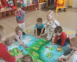 dzieci podczas zajęć o żabach