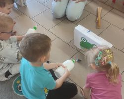 dzieci podczas zajęć o żabach