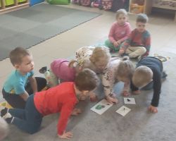 dzieci podczas zajęć o żabach