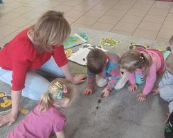 dzieci podczas zajęć o żabach