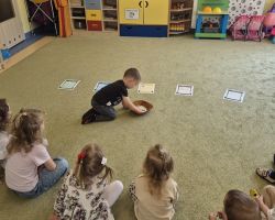 dzieci podczas obchodów dnia ziemi