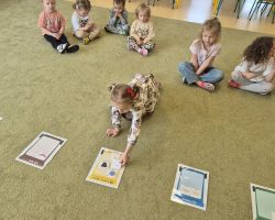 dzieci podczas obchodów dnia ziemi