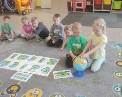 dzieci podczas obchodów dnia ziemi