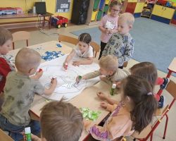 dzieci podczas obchodów dnia ziemi