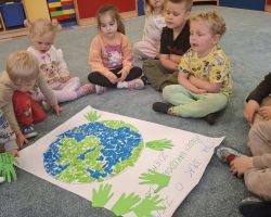 dzieci podczas obchodów dnia ziemi