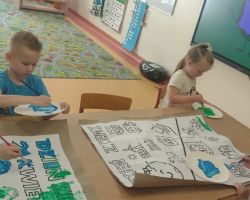 dzieci podczas obchodów dnia ziemi