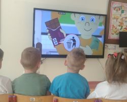 dzieci podczas obchodów dnia ziemi