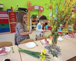 dzieci podczas wielkanocnego śniadania i poszukiwania zajączka